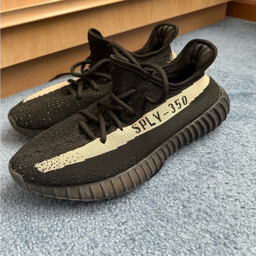 Adidas Yeezy Boost 350 V2 - Core Black White perfect condition